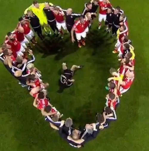 Các cầu thủ và cả ban huấn luyện xếp hình thành trái tim nhảy múa ăn mừng sau chiến thắng